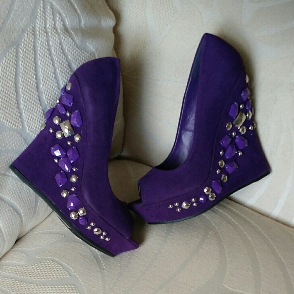 🚨RESTOCKED! PURPLE STONE WEDGES (NO OFFERS)